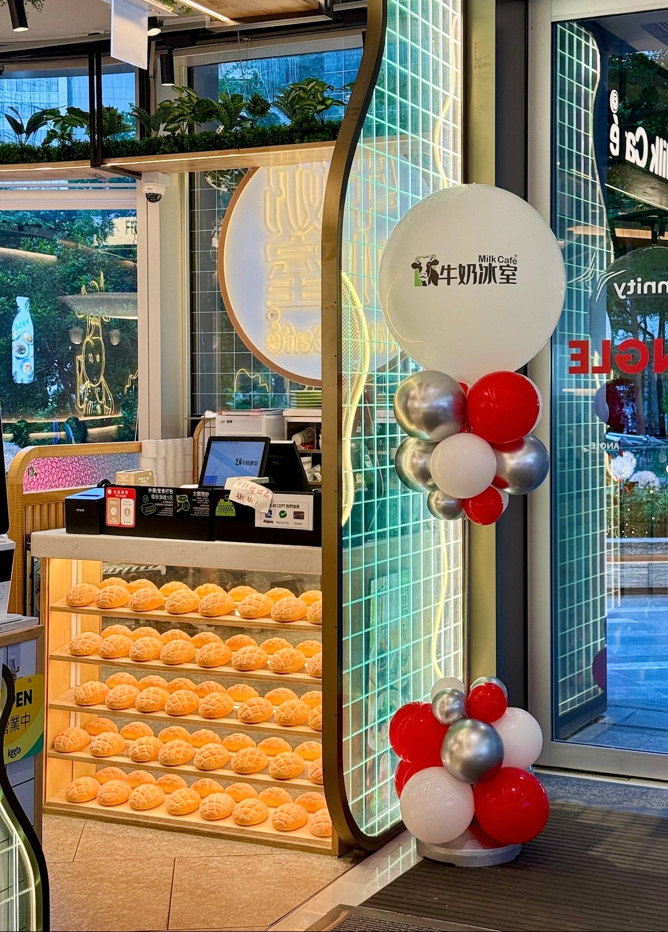牛奶冰室|BALLOON HK 氣球柱|品牌宣傳氣球