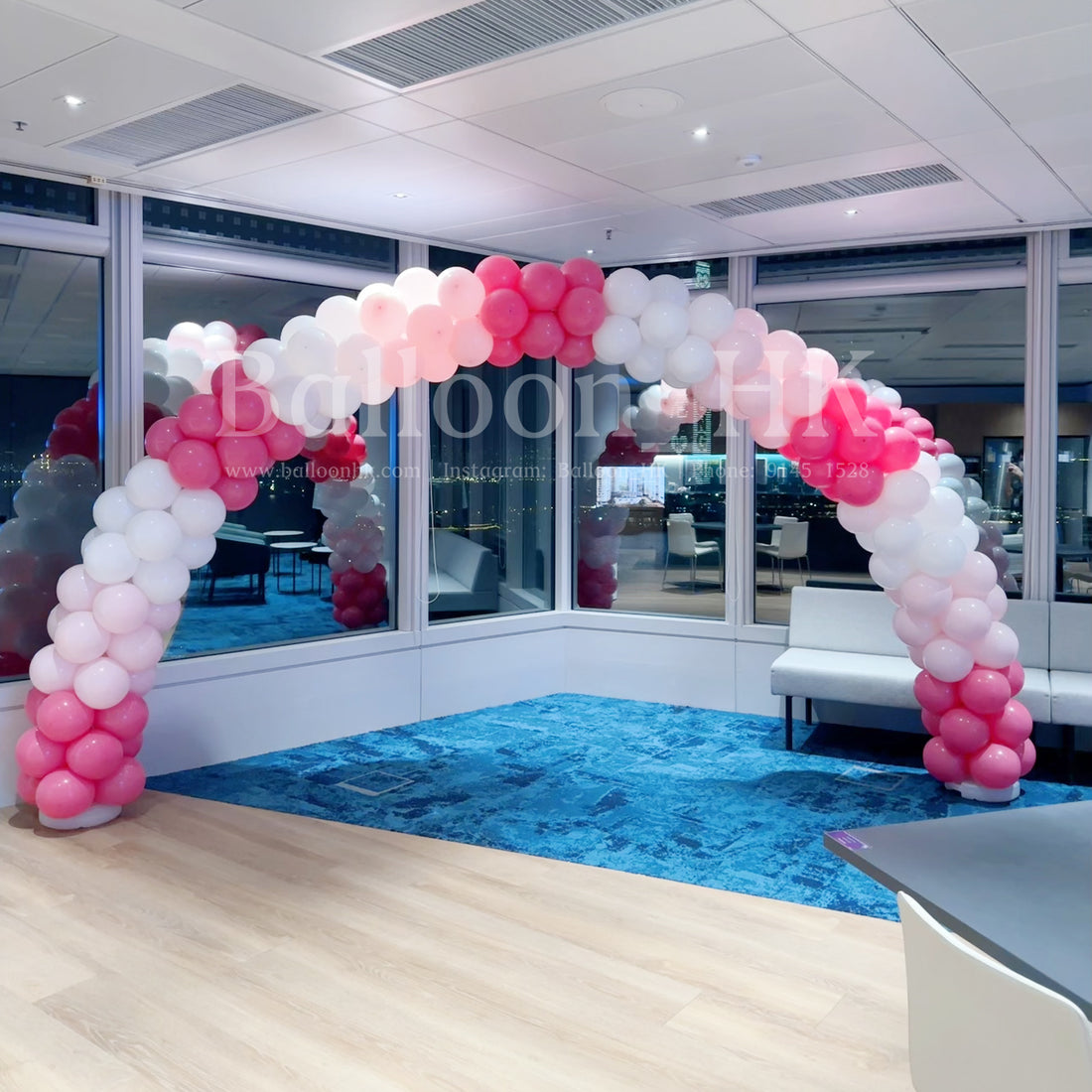 粉紅白色氣球拱門佈置，適合婚禮、生日派對及公司活動，香港專業氣球裝飾服務